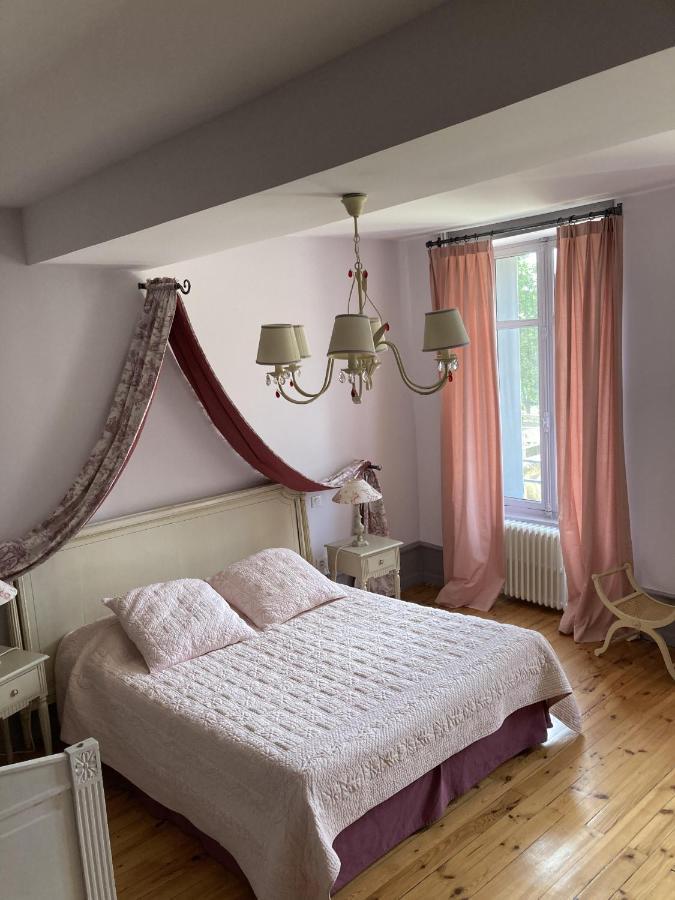 Chateau Tout Y Fault Loriges Kültér fotó