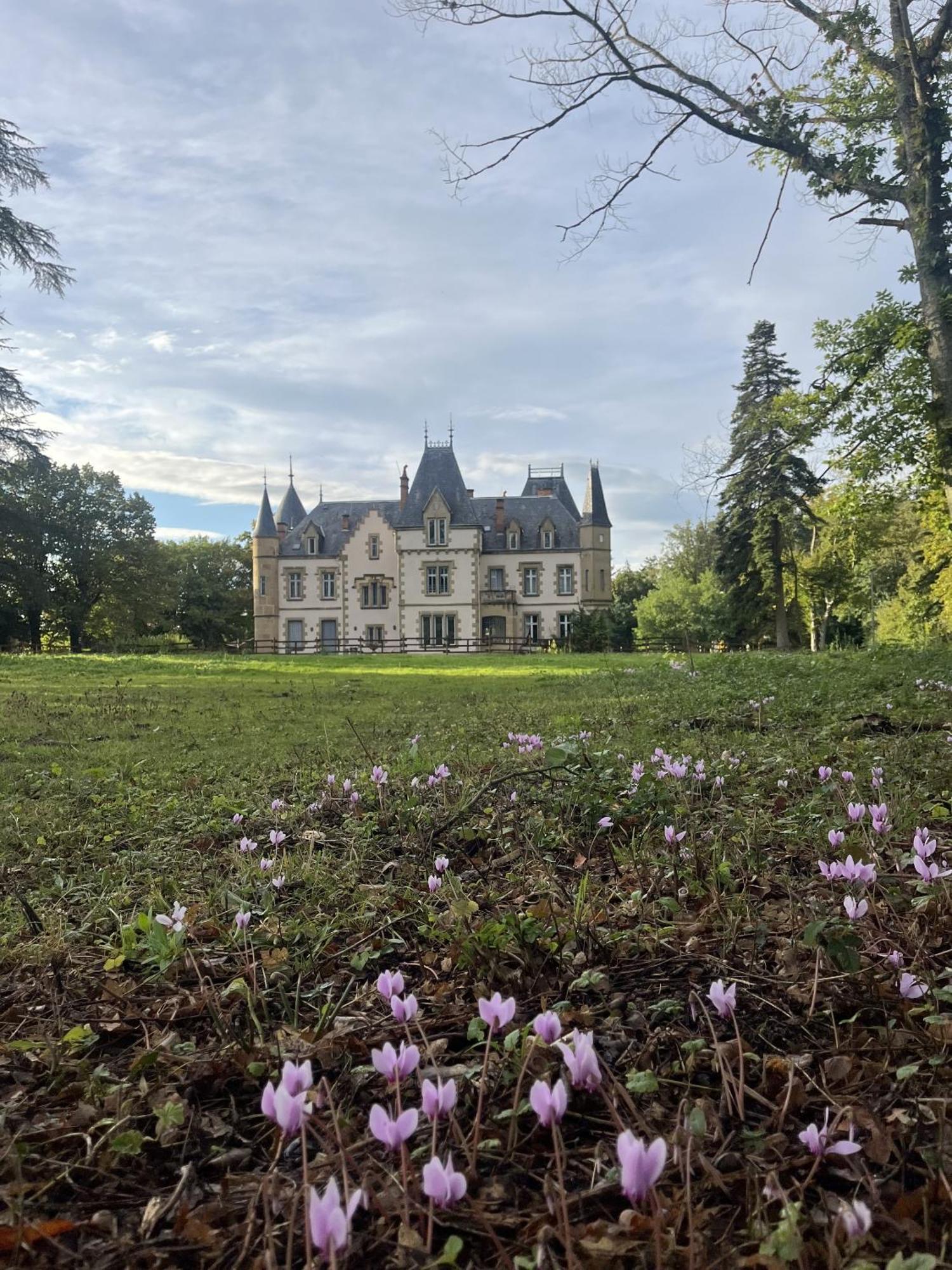Chateau Tout Y Fault Loriges Kültér fotó